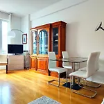 公寓 8 Elegant On Prestigious Franklin Roosevelt Avenue 巴黎